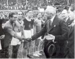 06.07.11. Alcalá-Zamora saluda a los jugadores.  Barcelona, 1 de mayo d e1931.