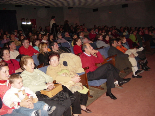 18.06.02.15. Certamen de Villancicos. Teatro Victoria. Público asistente. Priego, 2006.