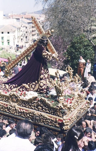 30.08.055. Nazareno. Semana Santa. Priego, 1986. (Foto, Arroyo Luna).