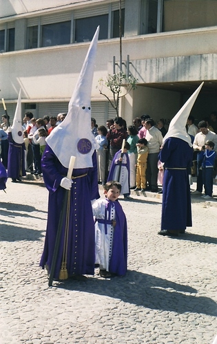 30.08.060. Nazareno. Semana Santa. Priego, 1986. (Foto, Arroyo Luna).