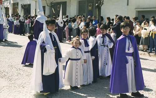 30.08.061. Nazareno. Semana Santa. Priego, 1986. (Foto, Arroyo Luna).