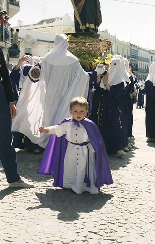 30.08.064. Nazareno. Semana Santa. Priego, 1986. (Foto, Arroyo Luna).