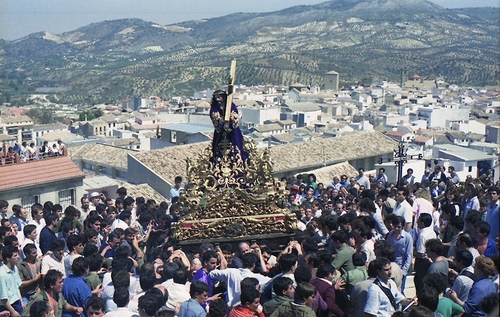 30.08.072. Nazareno. Semana Santa. Priego, 1987. (Foto, Arroyo Luna).