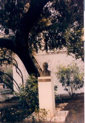 06. 12.25. Busto de don Niceto  en el jardín.