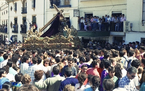 30.08.085. Nazareno. Semana Santa. Priego, 1991. (Foto, Arroyo Luna).
