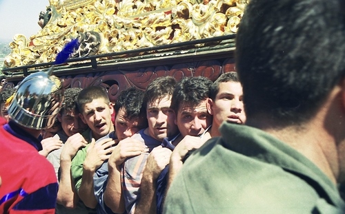 30.08.232. Nazareno. Semana Santa. Priego, 2000. (Foto, Arroyo Luna).