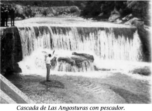 08.12. Cascada de Las Angosturas con pescador.