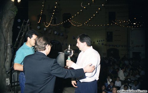 La Pollinica. Entrega trofeos futbito. 1996. Priego. Foto, Arroyo Luna.