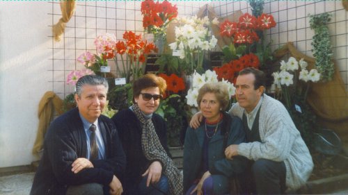 00.02.23. José Campos con su esposa y amigos.