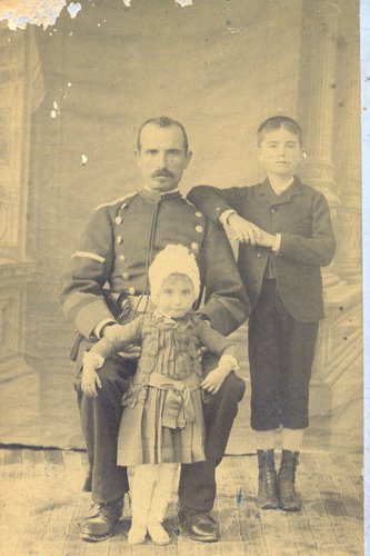 00.03.01. Francisco Ruiz. la niña es Carmen Ruiz Cabello de Alba y el niño su hermano. Año 1891.