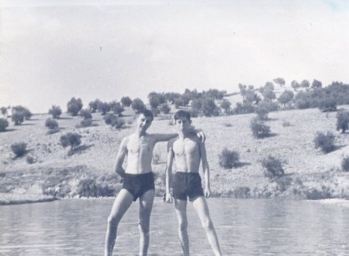 00.03.23. Baño Manancas. 18 de junio de 1961. Rafael Muñoz con un amigo.