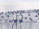 00.03.23. Baño Manancas. 18 de junio de 1961. Rafael Muñoz con un amigo.