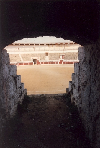 13.08.09. Plaza de toros. Acceso túnel sombra. 1992. (M. Osuna).
