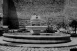 02.03.01.03. Llano de la iglesia y la fuente circular de la explanada del Castillo. Foto, Arroyo Luna.