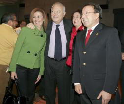 Moratinos, en el centro, con los alcaldes socialistas de Priego y Lucena (Córdoba)