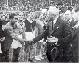 Alcalá-Zamora saluda a los jugadores.  Barcelona,