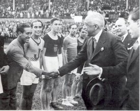 Alcalá-Zamora saluda a los jugadores. Barcelona, 01-05-31