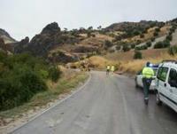 Quitando barro en la carretera de Las Angosturas. (F. Gutiérrez).