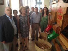 Carmen Ortiz en la industria "Almendras Morales" de Zamoranos de Priego de Córdoba